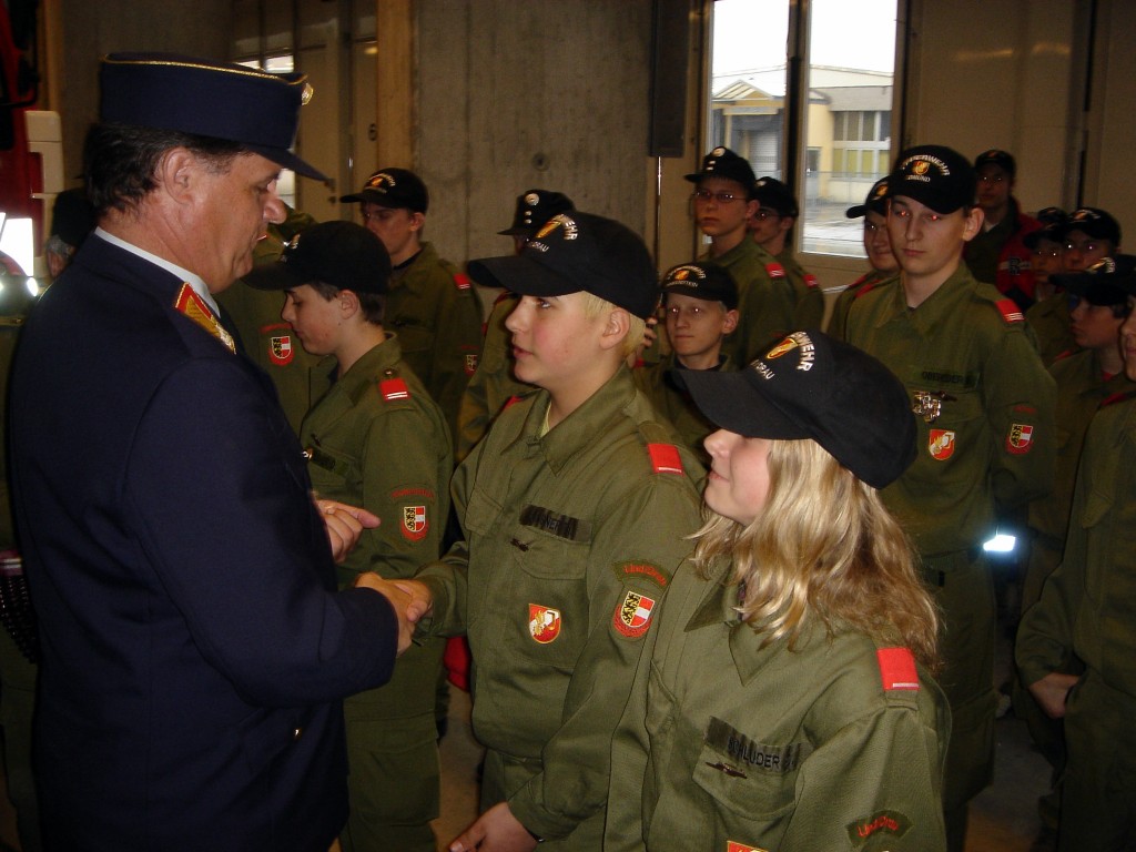 Überreichung der Wissenstestsabzeichen durch den LFK in Villach 2005