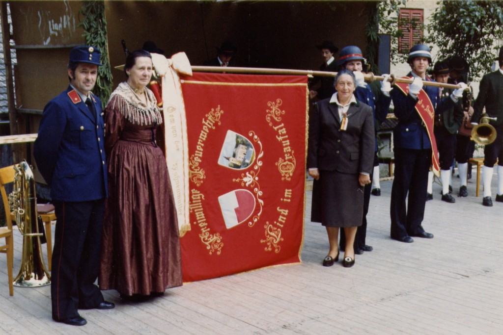 Fahnensegnung mit Fahnenmutter Rosa Müller und Fahnenpatin Liesl Fradnig