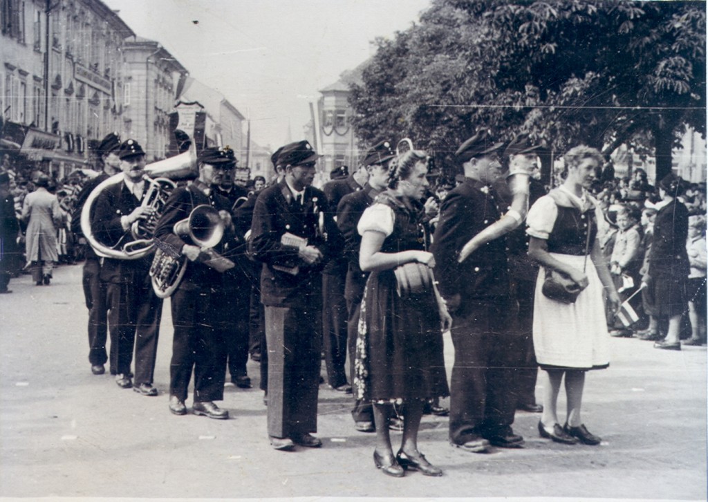 Feuerwehrmusik Lind bei Umzug